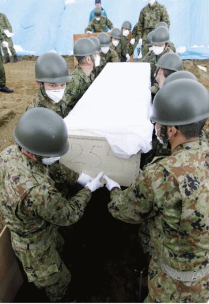 Los equipos de rescate y las fuerzas de seguridad entierran a las víctimas que día tras día encuentran entre los escombros.