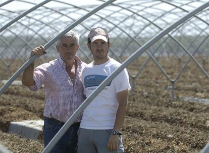 Alberto Garrocho (izquierda) y Antonio Poley, en un campo de fresas de Palos.