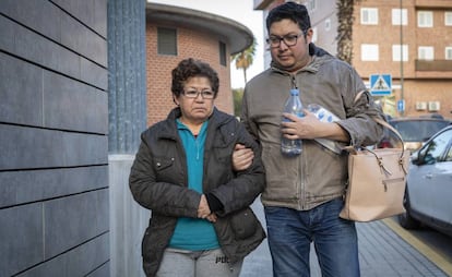 Carmen Leigue y su hijo Eric, el pasado jueves a la salida de la comisaría de Paterna, donde estuvo detenida dos días.