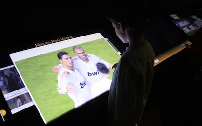 Ronaldo y Pepe, celebrando un gol en una de las salas del Santiago Bernab&eacute;u dedicadas a la historia del Real Madrid. 