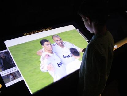 Ronaldo y Pepe, celebrando un gol en una de las salas del Santiago Bernab&eacute;u dedicadas a la historia del Real Madrid. 