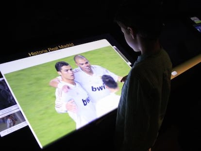 Ronaldo y Pepe, celebrando un gol en una de las salas del Santiago Bernabéu dedicadas a la historia del Real Madrid.