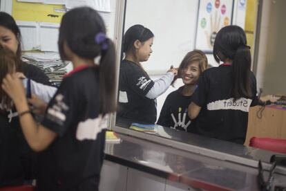 Estudiantes de peluquería de la ONG practican con otras alumnas. Sus actividades se retroalimentan. los aspirantes aprenden poniendo guapos a otros estudiantes o a los jóvenes que se preparan para su primera entrevista de trabajo.
