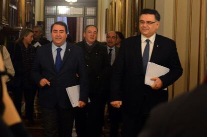 Julio Flores (derecha), acusado de recibir sobornos, junto al alcalde de A Coruña, Carlos Negreira.