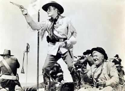 Errol Flynn como Custer en la escena final de 'Murieron con las botas puestas'.