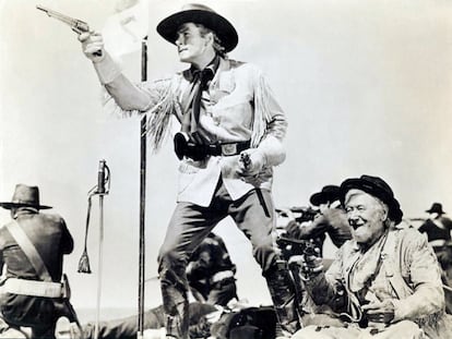 Errol Flynn como Custer en la escena final de 'Murieron con las botas puestas'.