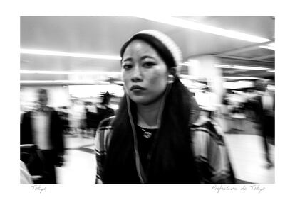 Chica caminando. Tokio, 2017.