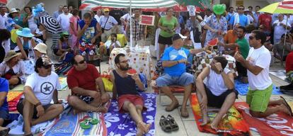 Trabajadores ataviados con enseres playeros en la protesta frente al hospital