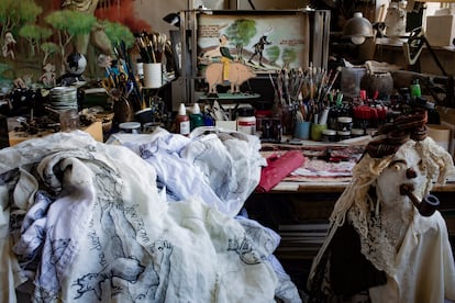 Maniquíes, esculturas, tejidos bordados y dibujos dan forma al mundo de Selig