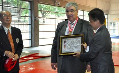 Jon Barrenechea, en el centro, durante la entrega de la distinción.