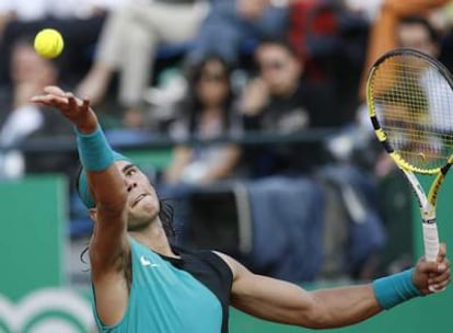 Rafael Nadal, en un saque durante el partido frente a Djokovic.