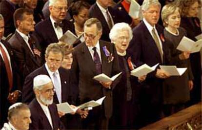 El presidente, George W. Bush, junto a su esposa y a los ex presidentes George Bush (su padre), Bill Clinton y sus respectivas esposas, ayer en la catedral de Washington.