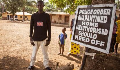 Un hombre posa junto a su casa, puesta en cuarentena por sospecha de ébola, en febrero de 2015 en Kambia (Sierra Leone).