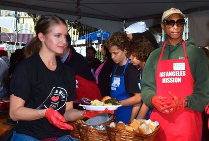 El músico Pharrell Williams, entre los voluntarios de LA Mission para Thanksgiving.