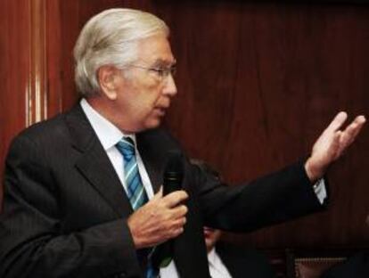 Fotografía cedida por Presidencia de Uruguay del contador Julio Porteiro hablando tras asumir como nuevo presidente del estatal Banco de la República Oriental del Uruguay (BROU), el más grande del país en Montevideo (Uruguay).