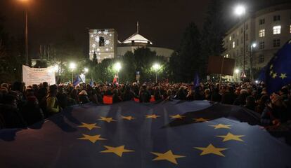 Manifestantes contra el nuevo proyecto de ley, este miércoles, en las inmediaciones del Parlamento en Varsovia.