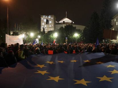 Manifestantes contra el nuevo proyecto de ley, este miércoles, en las inmediaciones del Parlamento en Varsovia.