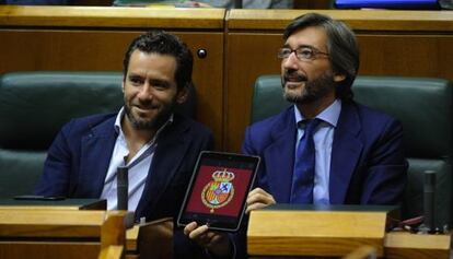 Sémper y Oyarzábal (PP) muestran su apoyo a la monarquía desde sus escaños en el Parlamento