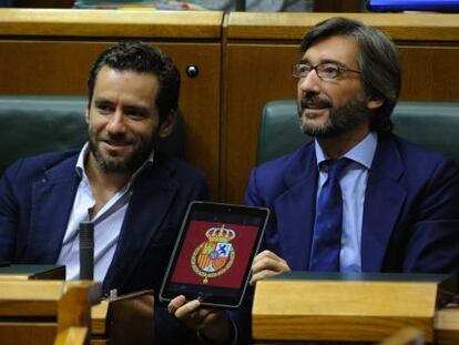 Sémper y Oyarzábal (PP) muestran su apoyo a la monarquía desde sus escaños en el Parlamento