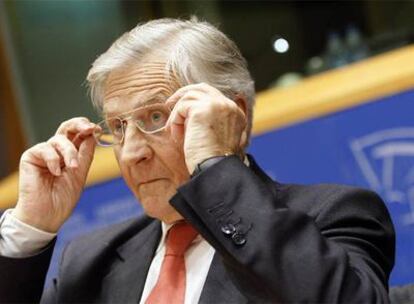 Jean-Claude Trichet se ajusta las gafas durante una intervención en el Parlamento Europeo.