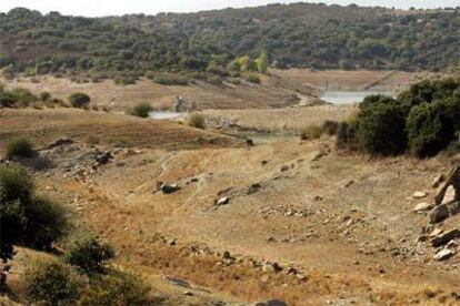 El embalse madrileño de Pedrezuela, apenas con charcas de agua dispersas.