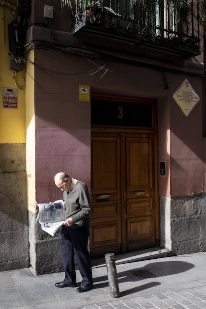 Imagen del portal donde se ubicaba la primera pensión de Pérez Galdós en Madrid, cuando llegó con 19 años, situado en la calle las Fuentes. Actualmente es un portal de un edificio con viviendas, y en la fachada hay una placa que recuerda el paso de GAldós por el lugar.
