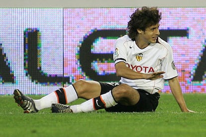 Aimar, en el suelo de Mestalla el pasado domingo ante el Sevilla.