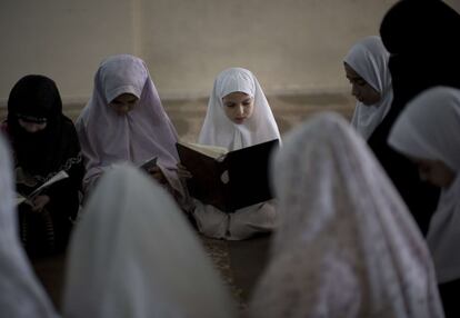 Unas niñas palestinas estudian el Corán en un campamento de verano organizado por Hamas en Gaza.