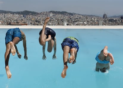 Varios jóvenes disfrutan en las piscinas municipales Sant Jordi en Montjüic, el 22 de junio de 2020.