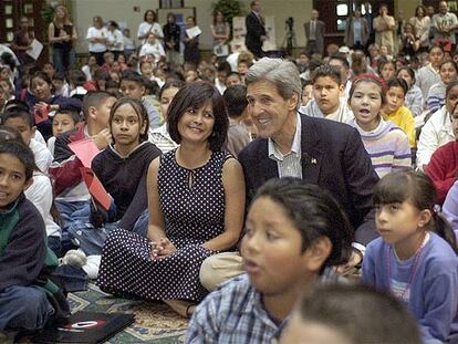 John Kerry, junto a Becky Chávez, sobrina del líder sindicalista César Chávez, en un foro en Sacramento, el pasado marzo.