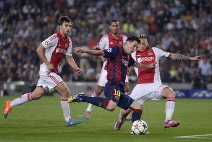 Messi se dispone a tirar a puerta ante varios jugadores del Ajax.