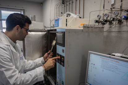 Tomás Ramírez-Reina, en el Instituto de Ciencias de Materiales de Sevilla (ICMS)