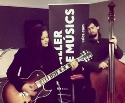 La Rosalía amb Pere Martínez en un assaig al Taller de Músics.