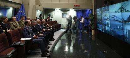 El ministro de Defensa, Pedro Morenés (2d), durante la videoconferencia.