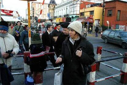 La gente camina abrigada por una calle de Buenos Aires esta semana.