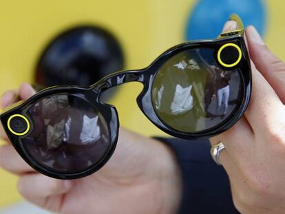 Una mujer muestra unas gafas Spectacles de Snap, capaces de grabar pequeños vídeos.