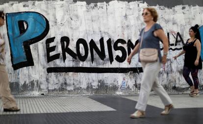 Propaganda del partido peronista en una calle de Buenos Aires.