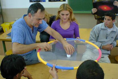 Antonio Mampaso hace prácticas con sus alumnos en un taller que comparte con José Luis Barceló.