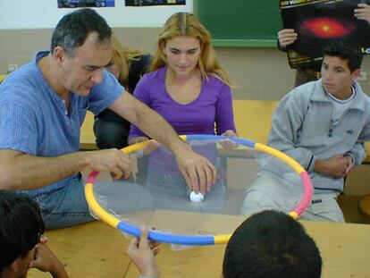 Antonio Mampaso hace prácticas con sus alumnos en un taller que comparte con José Luis Barceló.