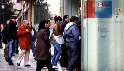 Cola de parados ante una oficina del Servef en Valencia.