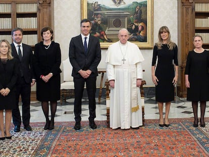 La reunión de Pedro Sánchez y el papa Francisco, en imágenes