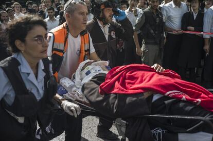Los médicos atienden a uno de los heridos en uno de los barrios de Jerusalén Este, donde han ocurrido los ataques más graves.