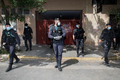 Miembros de la Guardia Civil frente a la casa del exsubdelegado del Gobierno en Valencia, Rafael Rubio, tras el registro efectuado en su domicilio por agentes de la UCO.