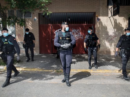 Miembros de la Guardia Civil frente a la casa del exsubdelegado del Gobierno en Valencia, Rafael Rubio, tras el registro efectuado en su domicilio por agentes de la UCO.