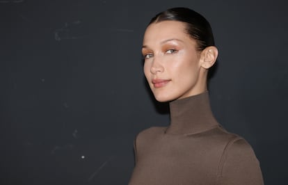 Bella Hadid posando en el backstage de la Semana de la Moda de Milán 2022.