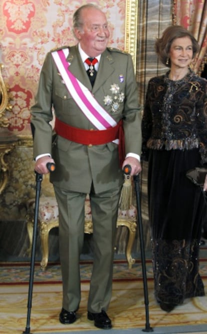 El Rey Juan Carlos, junto a la Reina Sofía, en la sala Gasparini del Palacio Real, durante la celebración de la Pascua Militar.