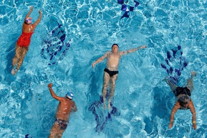 Bañistas nadan en una de las piscinas del Balneario Lukacs. Estos baños disponen de cinco piscinas termales con temperaturas entre los 22º C y 40º C.