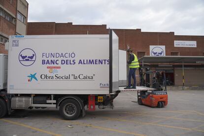 Reparto de comida en unos de los Bancos de Alimentos de Cataluña.