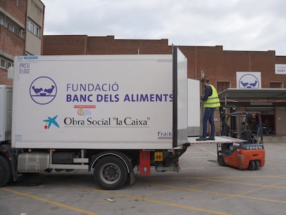 Reparto de comida en unos de los Bancos de Alimentos de Cataluña.