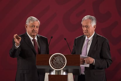 El presidente López Obrador y Manuel Bartlett, director de la Comisión Federal de Electricidad.